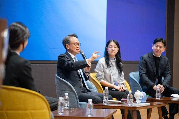 진옥동 신한금융회장이 지난 13일 그룹 AX 혁신리더들과 토크콘서트를 진행하고 있다. [신한금융그룹]