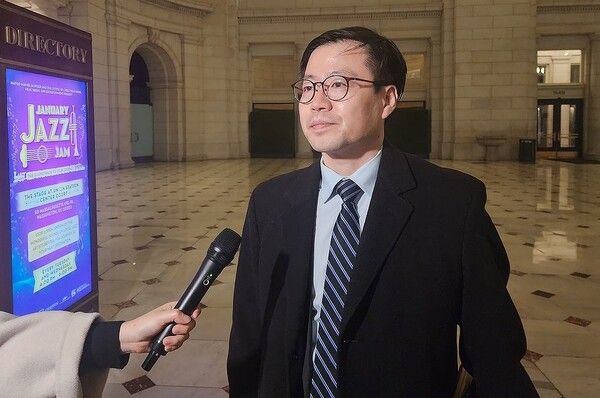 미국을 방문 중인 여한구 산업통상부 통상교섭본부장이 14일(현지시간) 미국 워싱턴DC의 유니온역에서 한국 특파원들과 만나 질문에 답하고 있다. [연합뉴스]