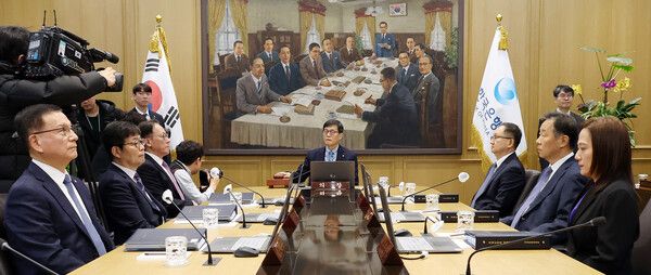이창용 한국은행 총재가 15일 서울 중구 한국은행에서 금융통화위원회 통화정책방향 회의를 주재하고 있다. [연합뉴스]