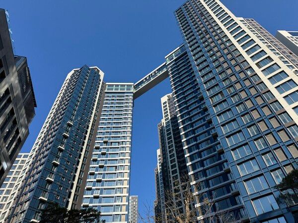 송파구 아파트 최초로 적용한 ‘잠실 르엘’ 스카이브릿지. [롯데건설]