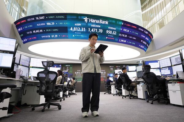 16일 서울 중구 하나은행 딜링룸 모습. [연합뉴스]