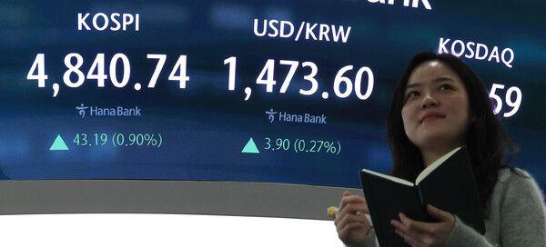 16일 서울 중구 하나은행 딜링룸 모습. [연합뉴스]