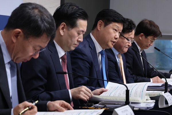 조만희 재정경제부 세제실장이 15일 정부세종청사에서 2025년 세법개정 후속 시행령 개정안에 대해 브리핑하고 있다. 왼쪽부터 재정경제부 변광욱 국제조세정책관·박홍기 소득법인세정책관·조만희 세제실장·김병철 재산소비세정책관·최재영 관세정책관. [연합뉴스]