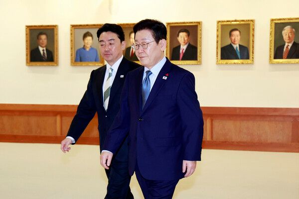 이재명 대통령과 강훈식 비서실장이 15일 청와대에서 열린 수석보좌관회의에 입장하고 있다. [연합뉴스]