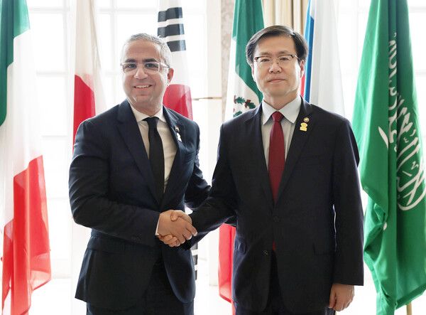 여한구 산업통상부 통상교섭본부장이 10일(현지시간) 남아프리카공화국 그케베르하 보드워크호텔에서 모하메드 엘 가우사키 이집트 투자통상부 차관보와 면담에 앞서 악수를 하고 있다. [연합뉴스]