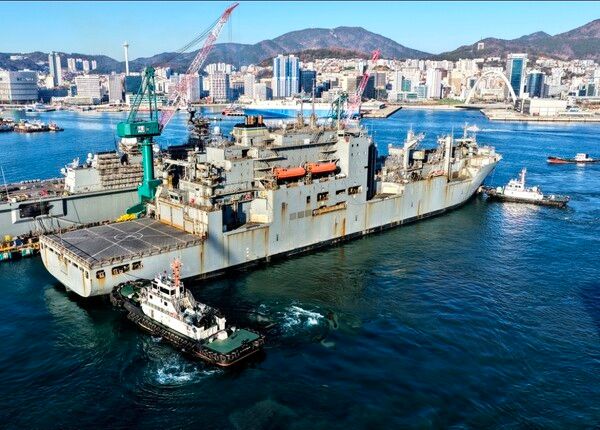 지난 12일 정비를 받기 위해 HJ중공업 영도조선소에 입항한 미 해군 군수지원함 아멜리아 에어하트호. [HJ중공업]