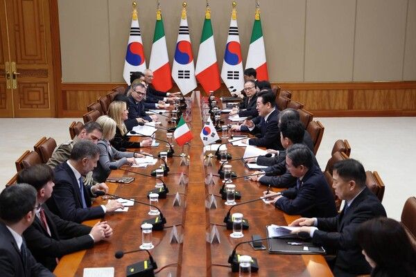 이재명 대통령과 조르자 멜로니 이탈리아 총리가 19일 청와대에서 확대회담을 하고 있다.