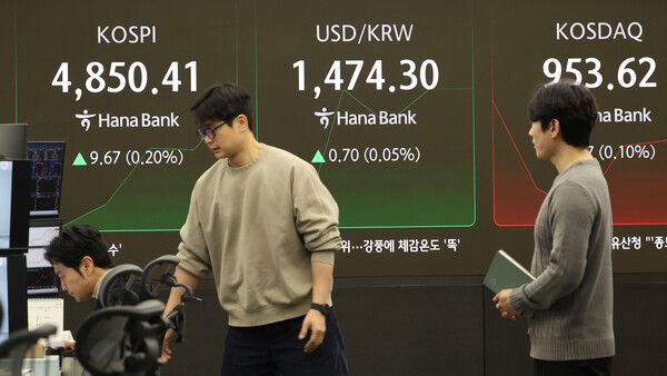 19일 서울 중구 하나은행 딜링룸 모습. [연합뉴스]