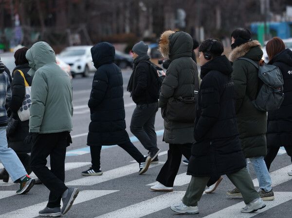 새해 첫 출근일인 2일 서울 광화문 사거리에서 시민들이 횡단보도를 건너고 있다. [연합뉴스]