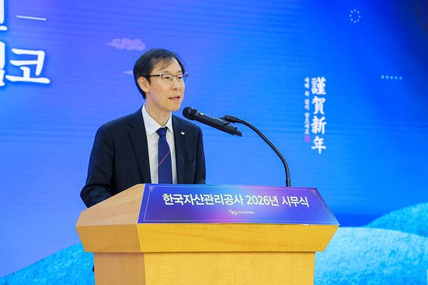 정정훈 캠코 사장이 2일 부산국제금융센터(BIFC)&nbsp;본사&nbsp;3층 캠코마루에서 열린 시무식에서&nbsp;신년사를 하고 있다. [캠코]