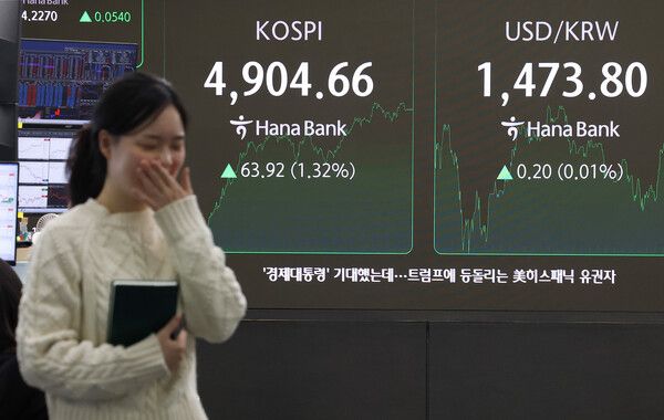 코스피는 지난 19일 최초로 4900선을 돌파했다. 서울 중구 하나은행 딜링룸에서 딜러가 업무를 보고 있다. [연합뉴스]