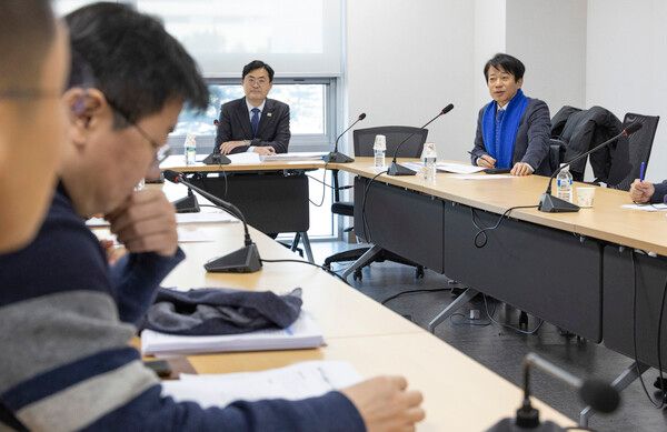 더불어민주당 디지털 자산 TF 위원장인 이정문 의원과 이강일 의원을 비롯한 관계자들이 20일 국회 의원회관에서 열린 디지털 자산 TF 법률안 마련을 위한 제1차 회의를 시작하고 있다. [연합뉴스]