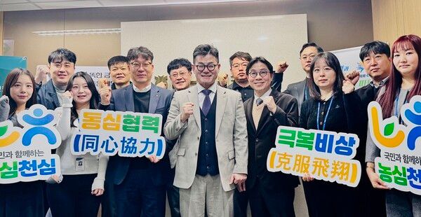 장종환 NH농협캐피탈 대표이사가 지난 19일 광주커머셜영업센터에 방문하여 현장경영을 한 뒤, 센터 직원들과 기념촬영을 하고 있다. [NH농협캐피탈]