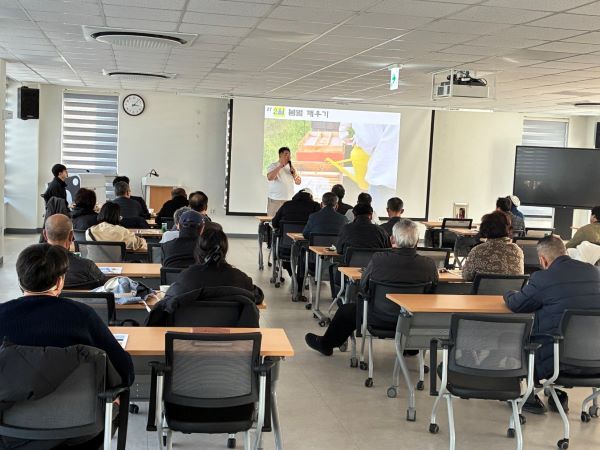 양봉산업 전문교육에서 양봉농가들이 사양 관리와 병해충 대응 방안에 대한 설명을 듣고 있다. [김해시]