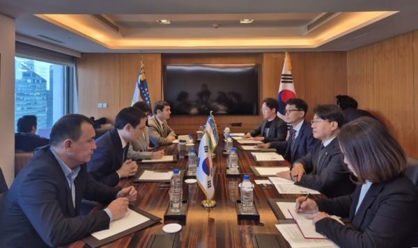 밀양시와 주한 우즈베키스탄 대사관 등 관계자들이 면담을 진행하고 있다. [밀양시]