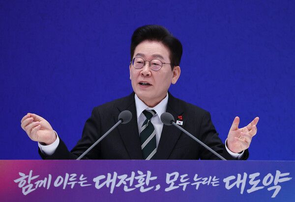 이재명 대통령이 21일 청와대 영빈관에서 열린 신년기자회견에서 발언하고 있다. [이하 연합뉴스]