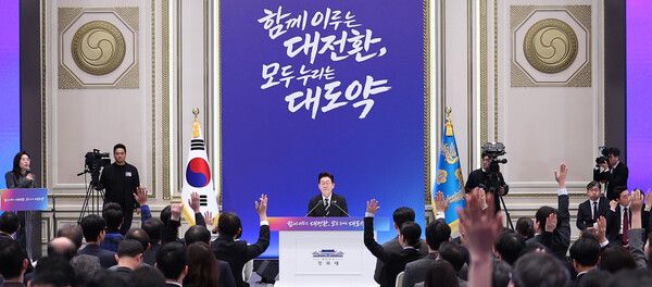 이재명 대통령이 21일 청와대 영빈관에서 열린 신년기자회견에서 취재진 질문을 받고 있다.