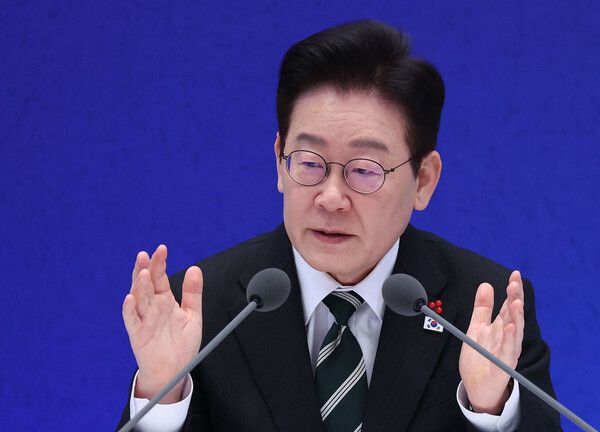 이재명 대통령이 21일 청와대 영빈관에서 열린 신년기자회견에서 취재진 질문에 답하고 있다. [연합뉴스]