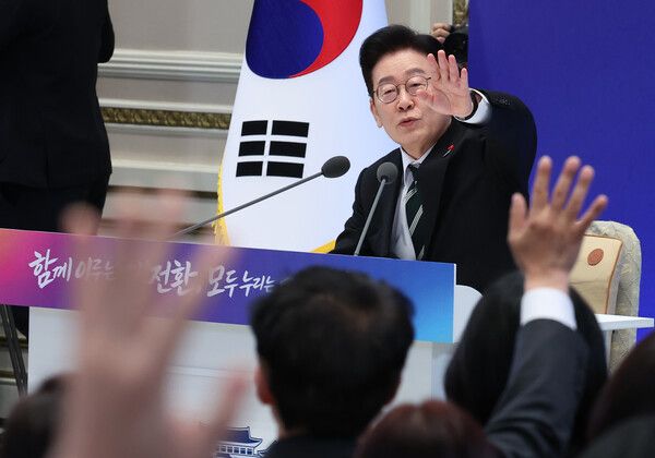 이재명&nbsp;대통령이 21일 청와대 영빈관에서 열린 신년기자회견에서 취재진 질문을 받고 있다. [연합뉴스]