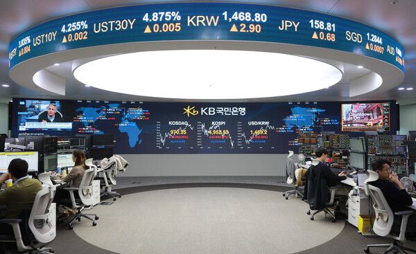 22일 KB국민은행 딜링룸 모습. [연합뉴스]