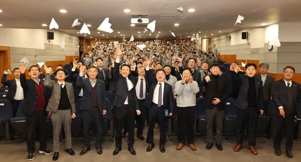 윤진오 동부건설 대표이사(첫째줄 좌측 네번째)를 비롯한 임직원들이 회사 발전을 염원하는 종이비행기 날리기 퍼포먼스를 하고 있다. [동부건설]