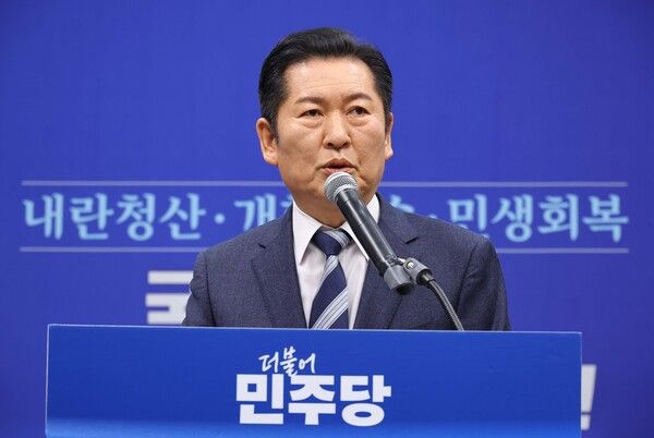 더불어민주당 정청래 대표가 22일 서울 여의도 국회에서 긴급 기자회견을 열고 조국혁신당과의 합당을 제안하고 있다. [이하 연합뉴스]