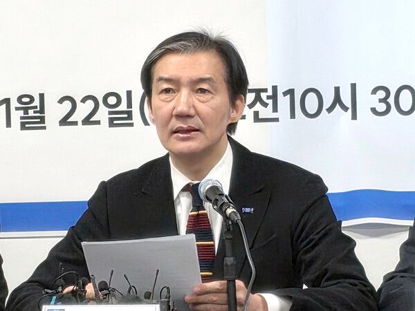 조국 조국혁신당 대표가 22일 전북 전주시 전북도당 당사에서 현장 최고위원회의를 주재하고 있다.