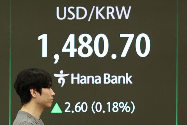 원·달러 환율이 1400원대 중후반을 유지하면서 시중 자금이 달러로 몰리고 있다. 하나은행 본점 딜링룸에 원·달러 환율이 표시돼 있다. [연합뉴스]