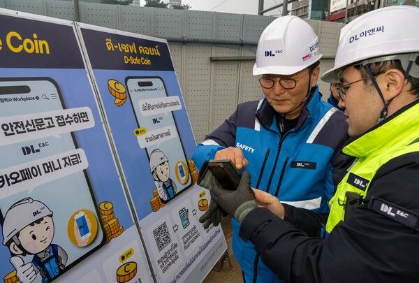 영동대로 지하공간 복합개발 1공구 건설 현장에서 박상신 DL이앤씨 대표(왼쪽)가 QR코드를 통해 작업중지권을 활용하고 있다. [DL이앤씨]