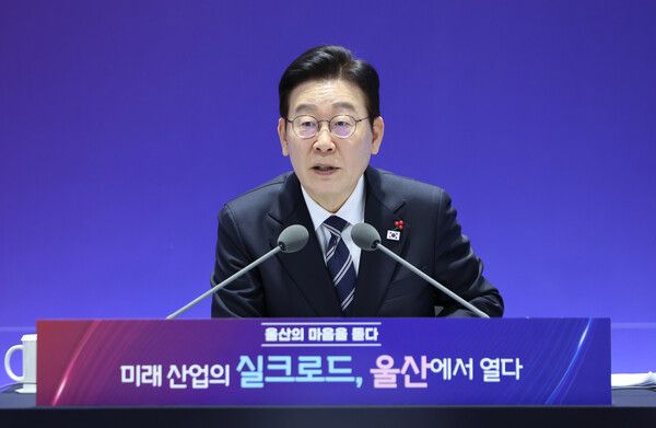 이재명 대통령이 23일 울산전시컨벤션센터에서 열린 '울산의 마음을 듣다' 타운홀미팅 간담회에서 발언하고 있다. [이하 연합뉴스]