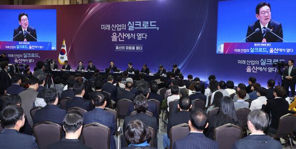 이재명 대통령이 23일 울산전시컨벤션센터에서 열린 '울산의 마음을 듣다' 타운홀미팅 간담회에서 발언하고 있다.