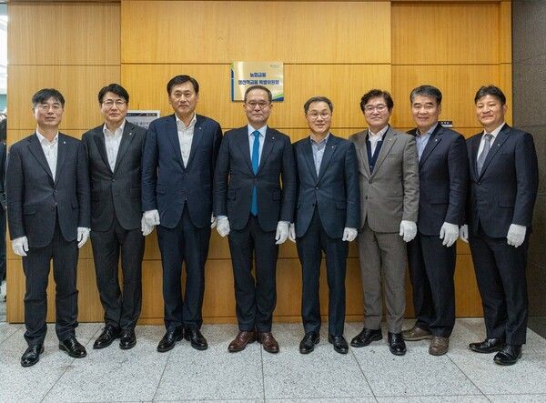 23일 농협중앙회 본관에서 개최된 농협금융 ‘생산적금융 특별위원회 출범식’에서 NH농협금융지주 이찬우 회장(왼쪽에서 네번째)과 위원들이 현판식 후 기념촬영을 하고 있다. 현판식은 특별위원회의 공식 출범을 선포하고, 생산적금융 추진 의지를 대내외에 천명하는 상징적 의미를 갖는다. [NH농협금융]