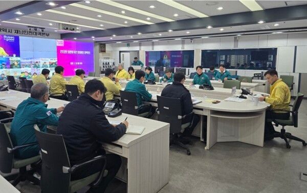 부산시가 건조경보 발효에 따라 화재예방 긴급 대책회의를 열고 대응체계를 점검하고 있다. [부산시]