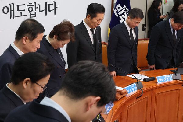 더불어민주당 정청래 대표와 한병도 원내대표를 비롯한 최고위원들이 26일 서울 여의도 국회에서 열린 최고위원회의에서 이해찬 전 국무총리의 별세를 애도하며 묵념하고 있다. [연합뉴스]
