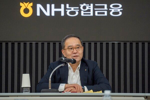 NH농협금융은 지난 26일 경기 고양 소재 NH인재원에서“2026년 신년 농협금융 경영전략회의”를 개최했다. 이찬우 농협금융지주 회장이 회의를 주재하고 있다. [NH농협금융지주]