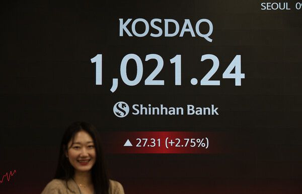 코스닥은 4년 만에 코스닥&nbsp;‘1000’을 넘어섰다. 26일 신한은행 딜링룸 모습. [신한은행]