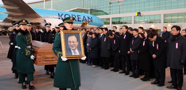 민주평통 수석부의장으로서 베트남 출장 중 갑작스럽게 별세한 고 이해찬 전 국무총리의 시신이 27일 인천국제공항에 도착, 빈소가 마련된 서울대병원 장례식장으로 운구되고 있다. [이하 연합뉴스]