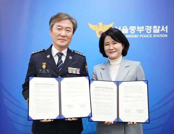 지난 26일 ‘피싱 범죄 예방 및 신속 대응을 위한 업무협약식’에서 (오른쪽부터) 조운정 우리은행 중앙영업본부장과 김산호 서울중부경찰서장이 기념사진을 촬영하고 있다. [우리은행]