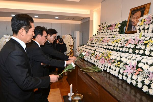 김민석 국무총리, 우원식 국회의장, 더불어민주당 정청래 대표가 27일 서울 종로구 서울대학교병원 장례식장에서 고 이해찬 전 국무총리의 빈소에 헌화하고 있다.