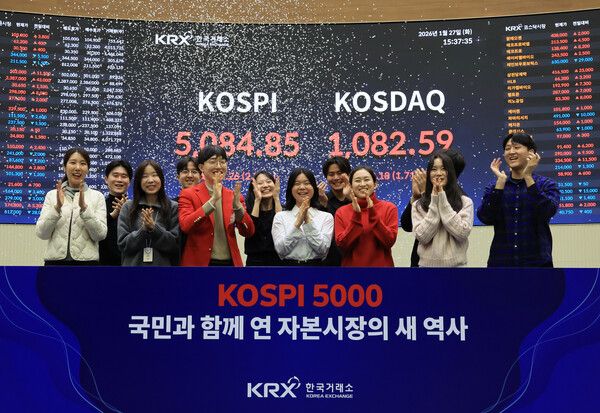 코스피가 종가 기준 5000포인트를 돌파한 27일 서울 여의도 KRX한국거래소에서 직원들이 축하 세리머니를 하고 있다. [연합뉴스]