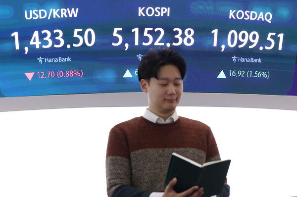 28일 서울 중구 하나은행 딜링룸 모습. [연합뉴스]