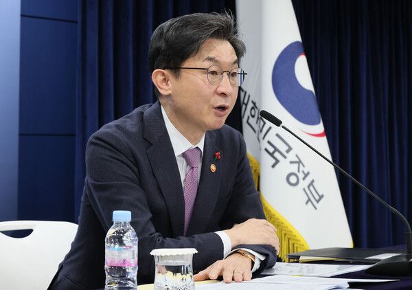 이억원&nbsp;금융위원장이 28일 서울 종로구 정부서울청사에서 출입기자단 월례 간담회를 하고 있다. [연합뉴스]