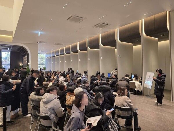 예비당첨자 계약 당시 수지자이 에디시온 견본주택 내부. [GS건설]