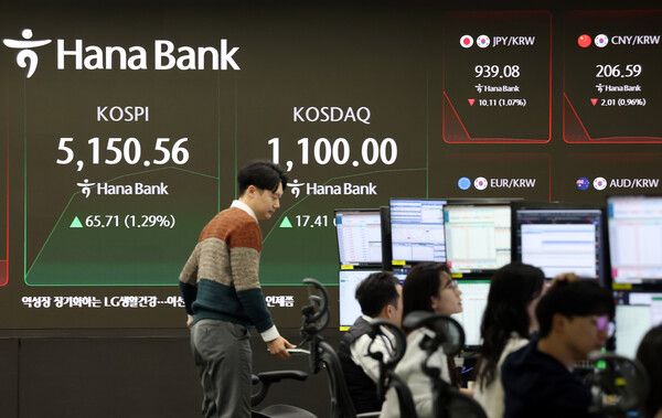 28일 서울 중구 하나은행 딜링룸 모습. [연합뉴스]