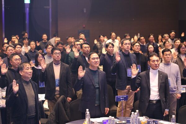 Sh수협은행(은행장 신학기)은 지난 15일과 16일 양일에 거쳐 진행된 ‘2026 신년 경영전략회의’에서 금융소비자보호 강화 결의대회를 열어 소비자보호 강화를 위한 다짐을 결의했다. 신학기 은행장(가운데)을 비롯한 참석자들 소비자보호 실현을 다짐하고 있다. [Sh수협은행]