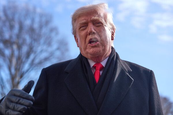 취재진과 대화하는 도널드 트럼프 미국 대통령. [AP 연합뉴스]