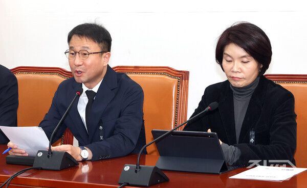 더불어민주당 한병도 원내대표(왼쪽)가 29일 국회에서 열린 정책조정회의에서 발언하고 있다. 오른쪽은 한정애 정책위의장. [이하 연합뉴스]