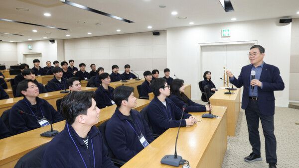 김보현 대표이사가 신입사원들과 격의 없는 대화를 나누고 있다. [대우건설]