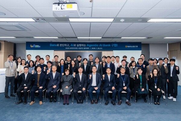 NH농협은행 AI데이터부문 김주식 부행장(앞줄 왼쪽에서 5번째)과 직원들이 28일 서울 중구 소재 본사에서 '사업추진 결의대회'를 개최했다. [NH농협은행]