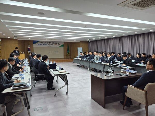 NH농협캐피탈 장종환 대표이사(오른쪽 아래)가 지난 28일, 여의도 본사에서 열린 2026년 신년 경영전략회의를 주재하고 있다. [NH농협캐피탈]